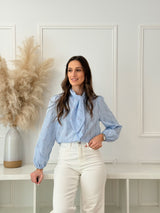 Camisa Azul com Laço e Padrão Floral