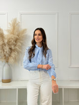 Camisa Azul com Laço e Padrão Floral