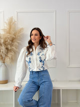 Blusa Branca com Bordado Azul