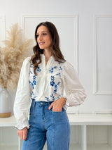 Blusa Branca com Bordado Azul