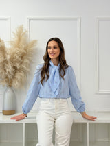 Camisa Azul com Laço e Padrão Floral