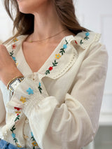 Blusa Bege c/ Bordado Floral e Folhos