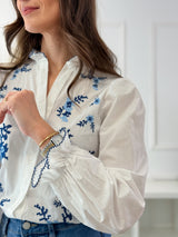 Blusa Branca com Bordado Azul