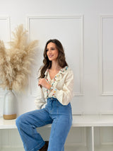 Blusa Bege c/ Bordado Floral e Folhos