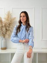 Camisa Azul com Laço e Padrão Floral