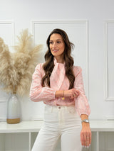 Camisa Rosa com Laço e Padrão Floral